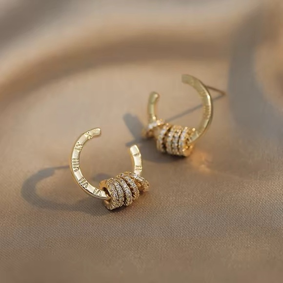 Elegant‎ Gold Hoop Earrings - Picture 4 of 4